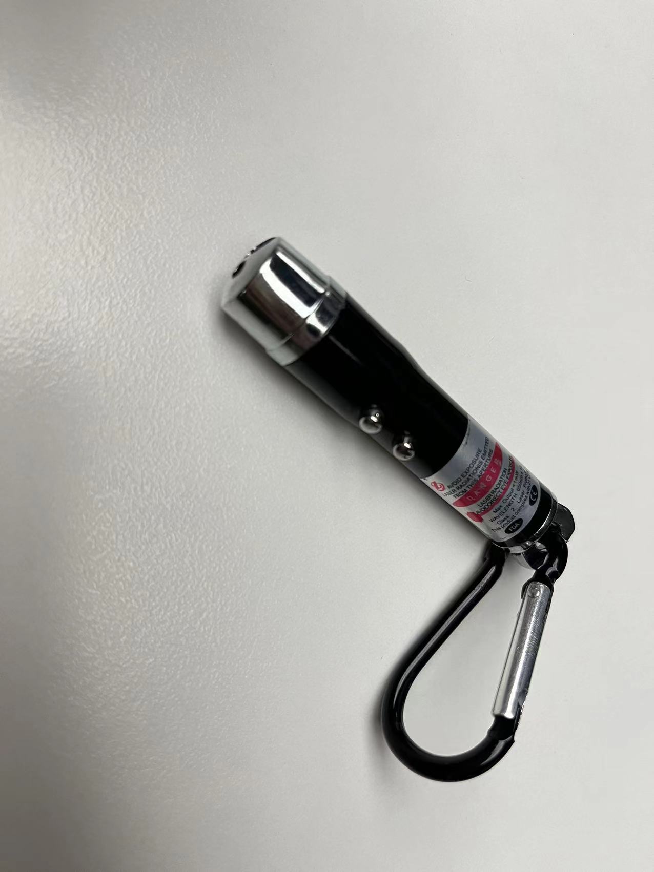 男童玩激光笔不慎损伤视力这类玩具要注意