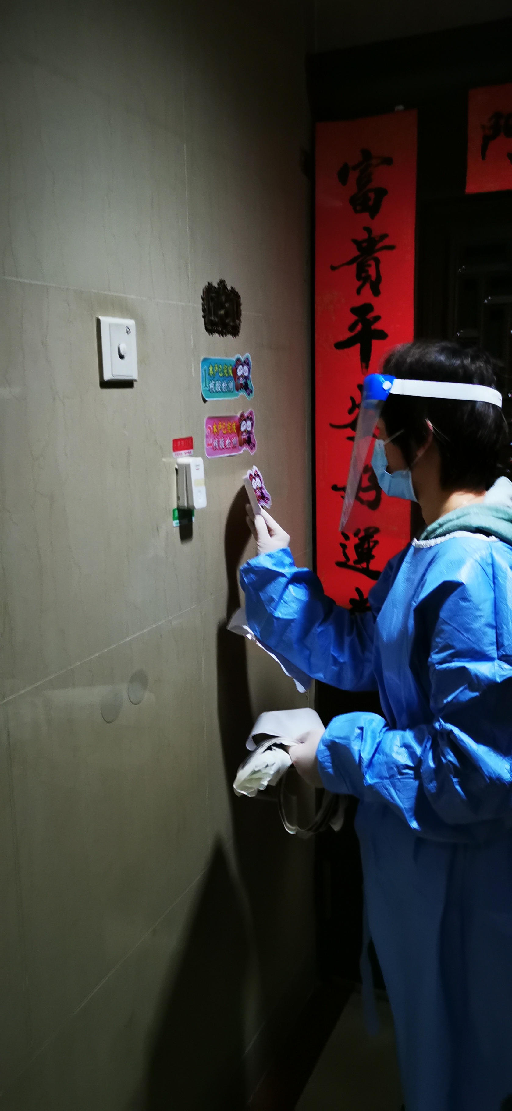 樊晓伶,朱永红等老教师都参加到志愿服务的队伍里,在扫楼工作中遇到小