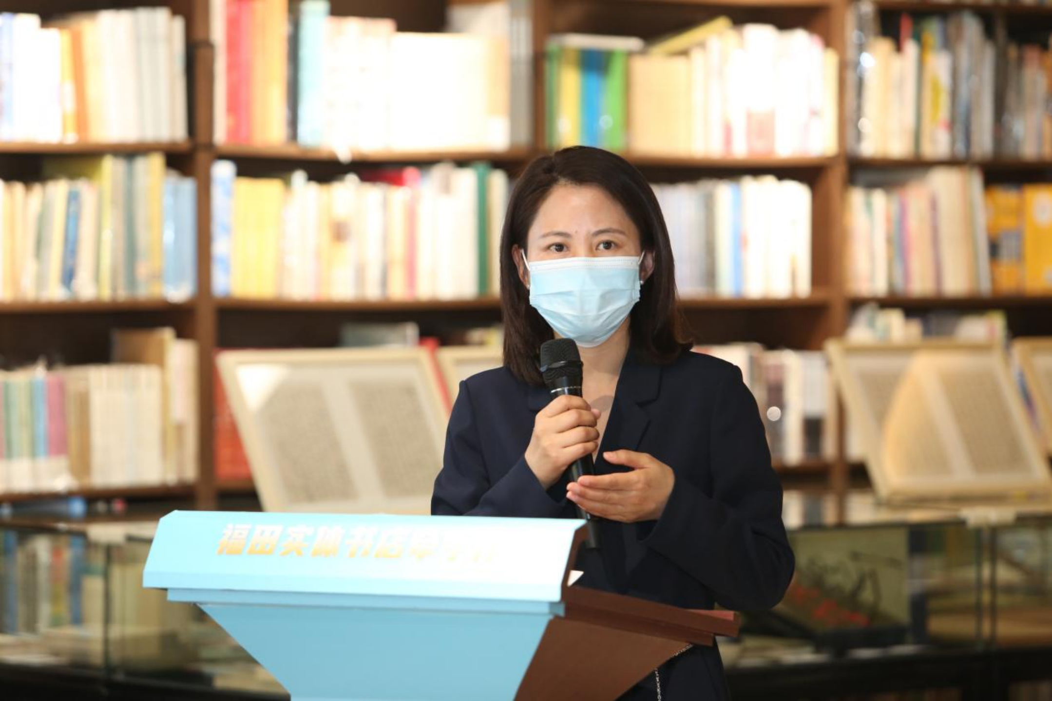 对于实体书店应如何应对艰难的市场挑战,友谊书城副总经理何玲坚定地
