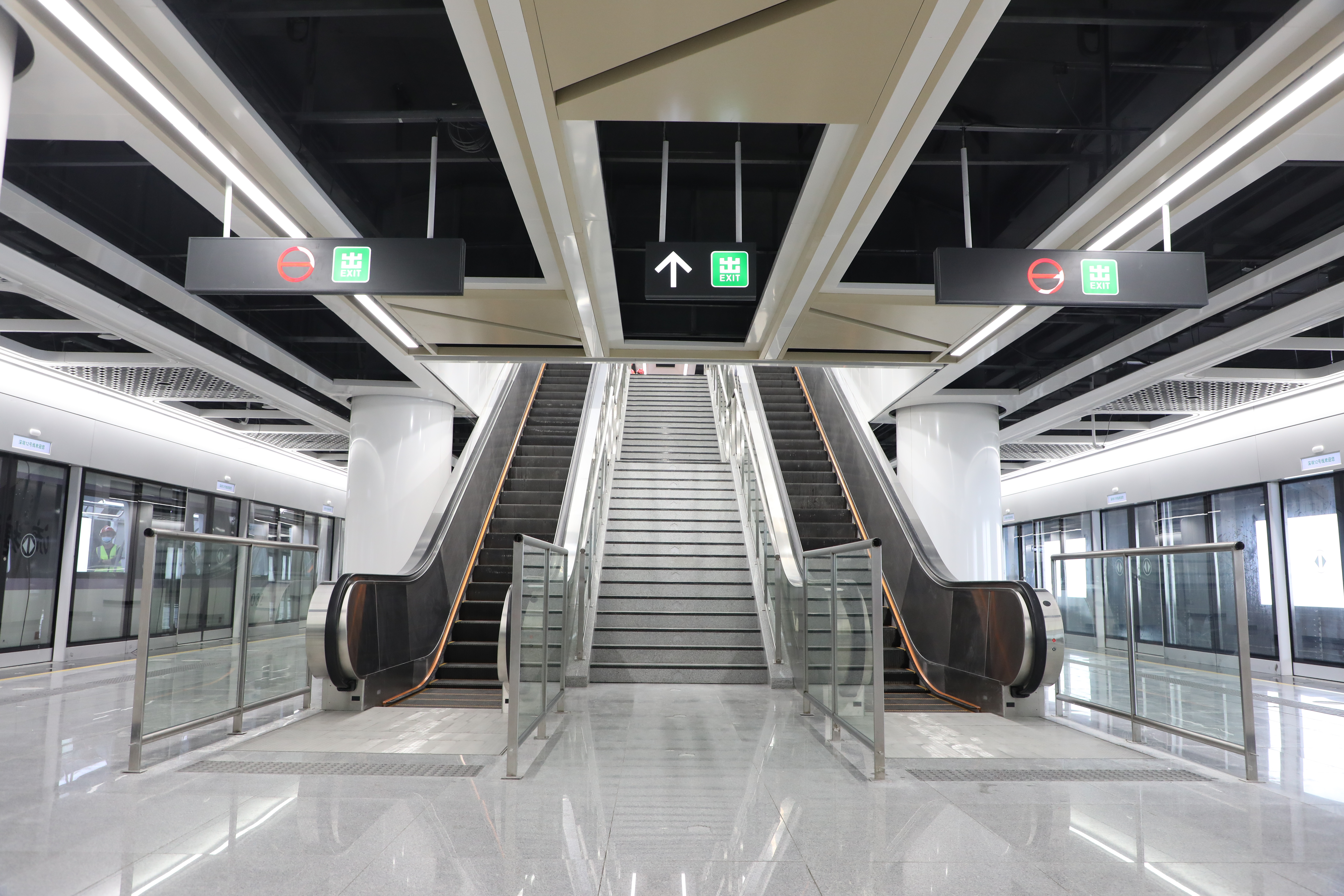 深圳地铁12号线首调段热滑成功