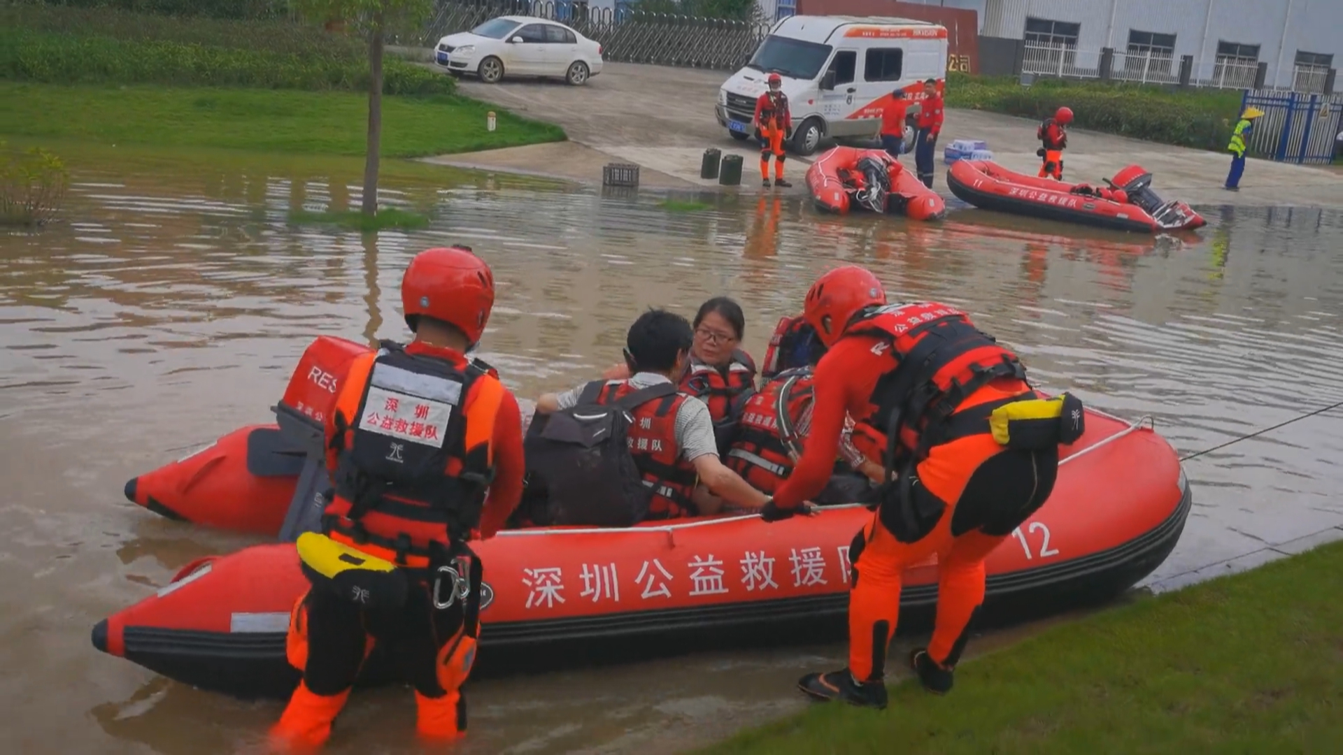 目前,深圳公益救援队的工作主要是将被困群众转移到安全区域,公益救援