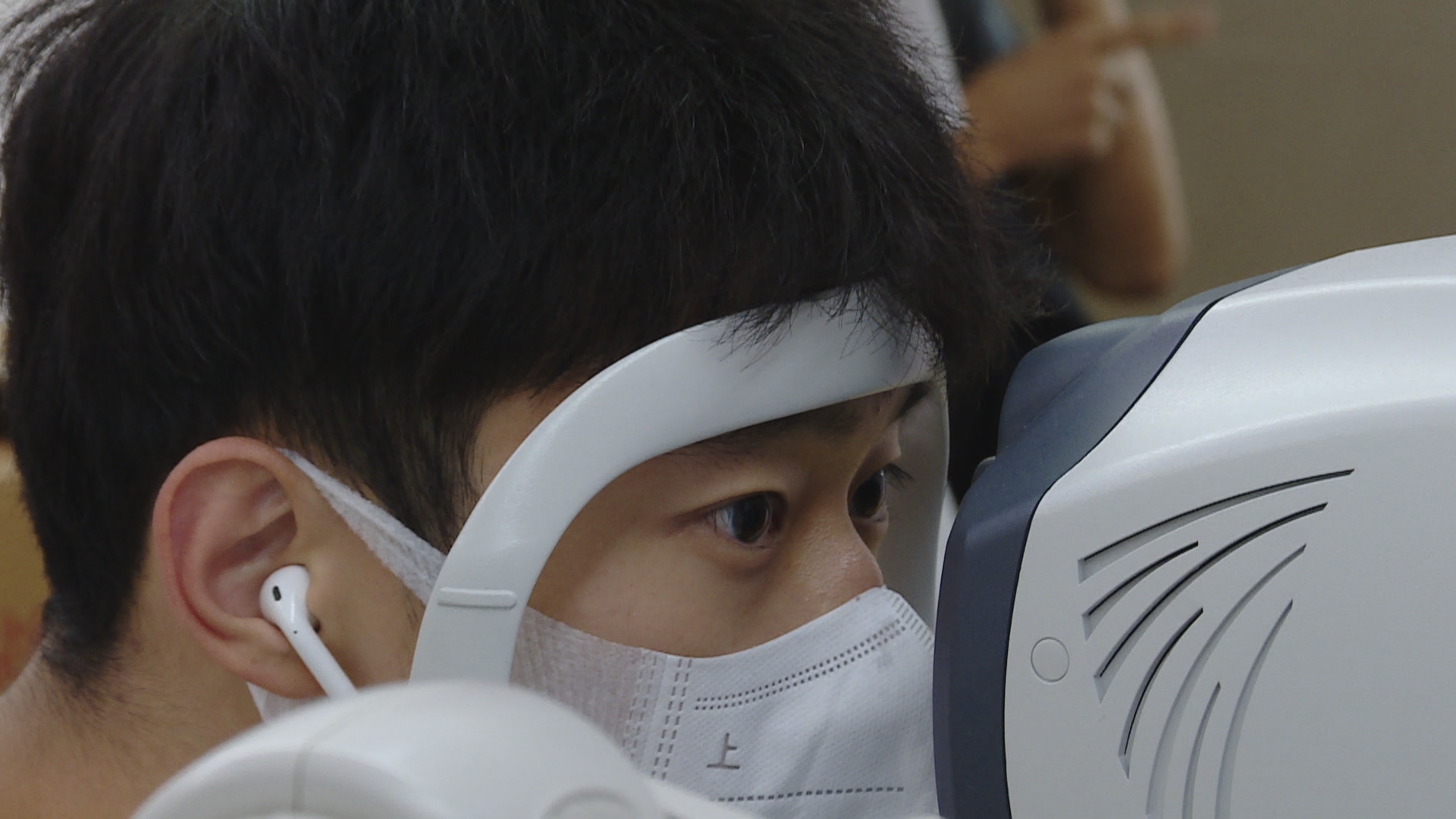 高考后现摘镜潮近视手术量大幅增长