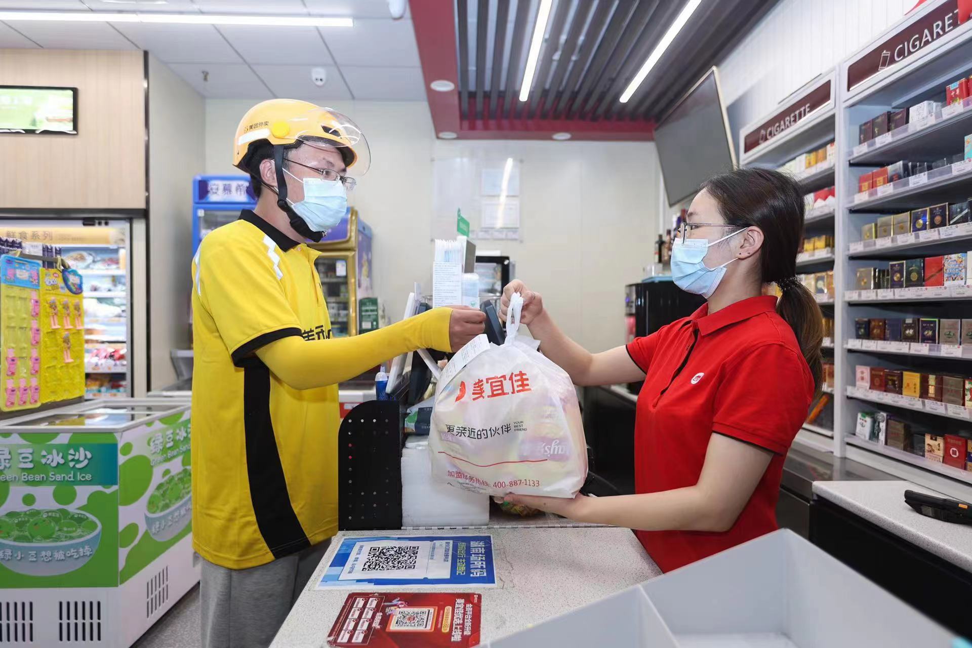 近两年,随着消费者即时性需求井喷,越来越多的深圳便利店,社区夫妻