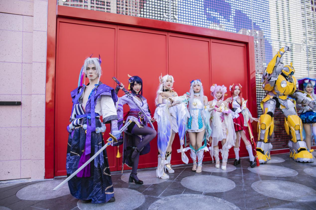 节日大道上惊现动漫cosplay潮玩闹春乐游接福活动火了