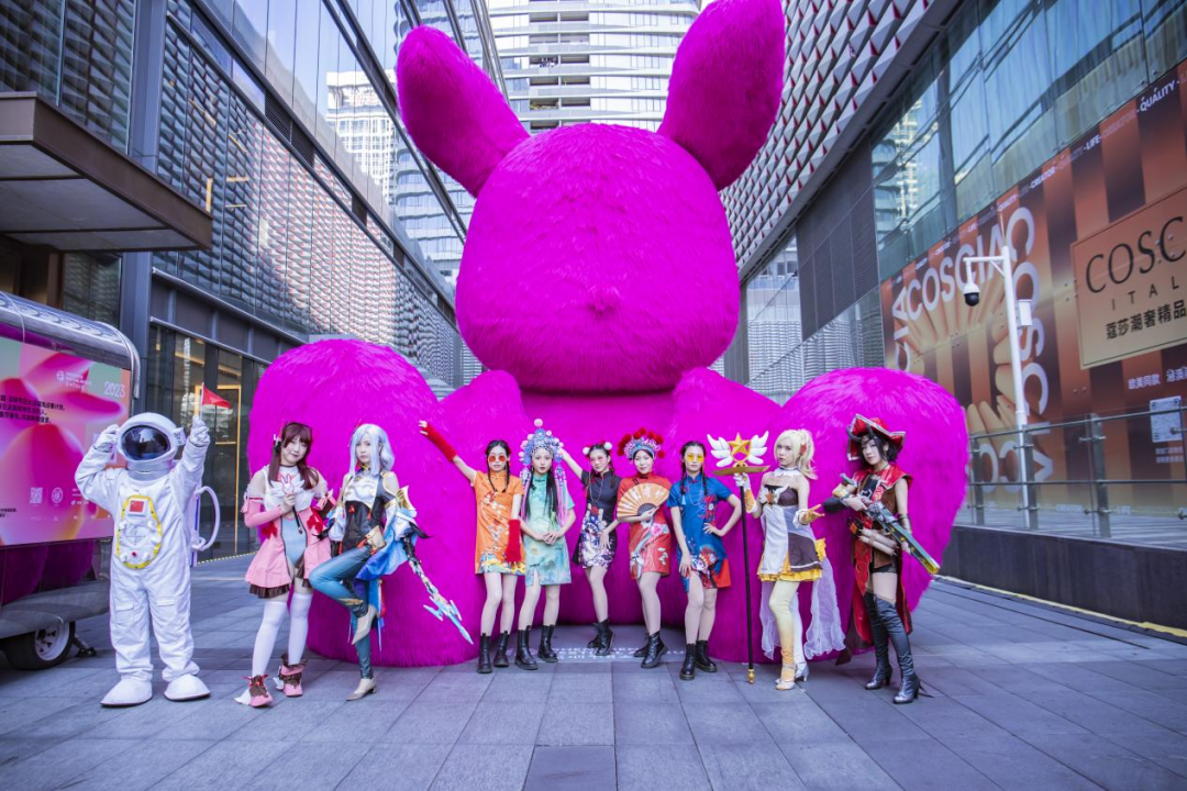 节日大道上惊现动漫cosplay潮玩闹春乐游接福活动火了