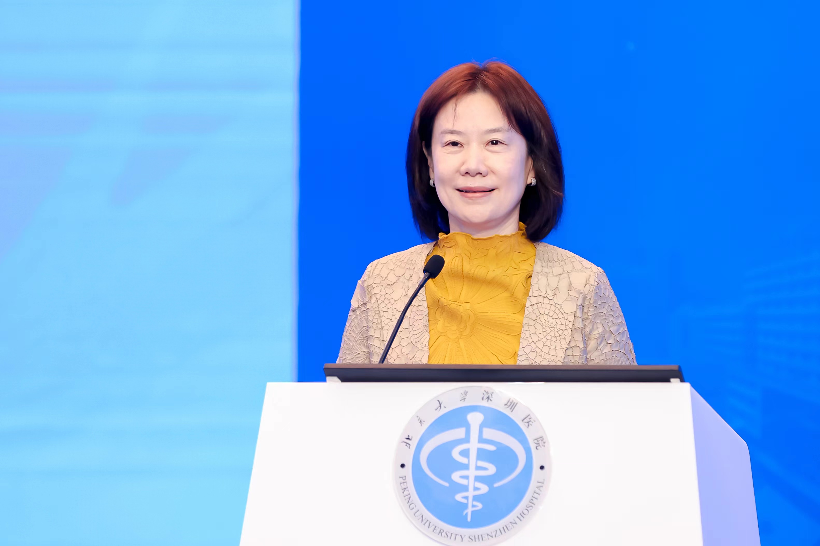 交广新闻今天第四届中国深圳智慧医院高峰论坛在北大深圳医院举行