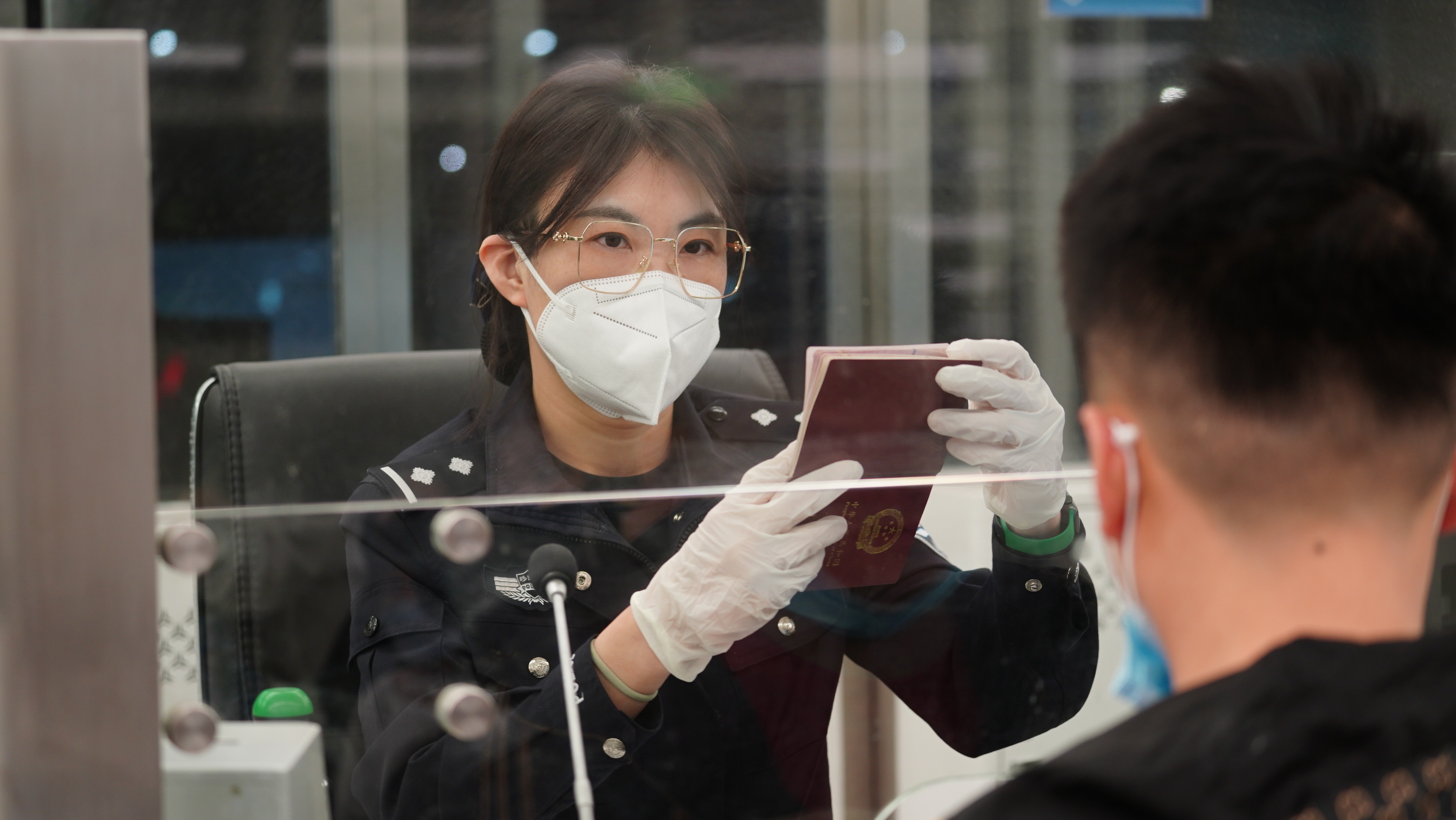 交广新闻复关月余拿下19人深圳湾边检查获多起涉嫌跨境违法案件