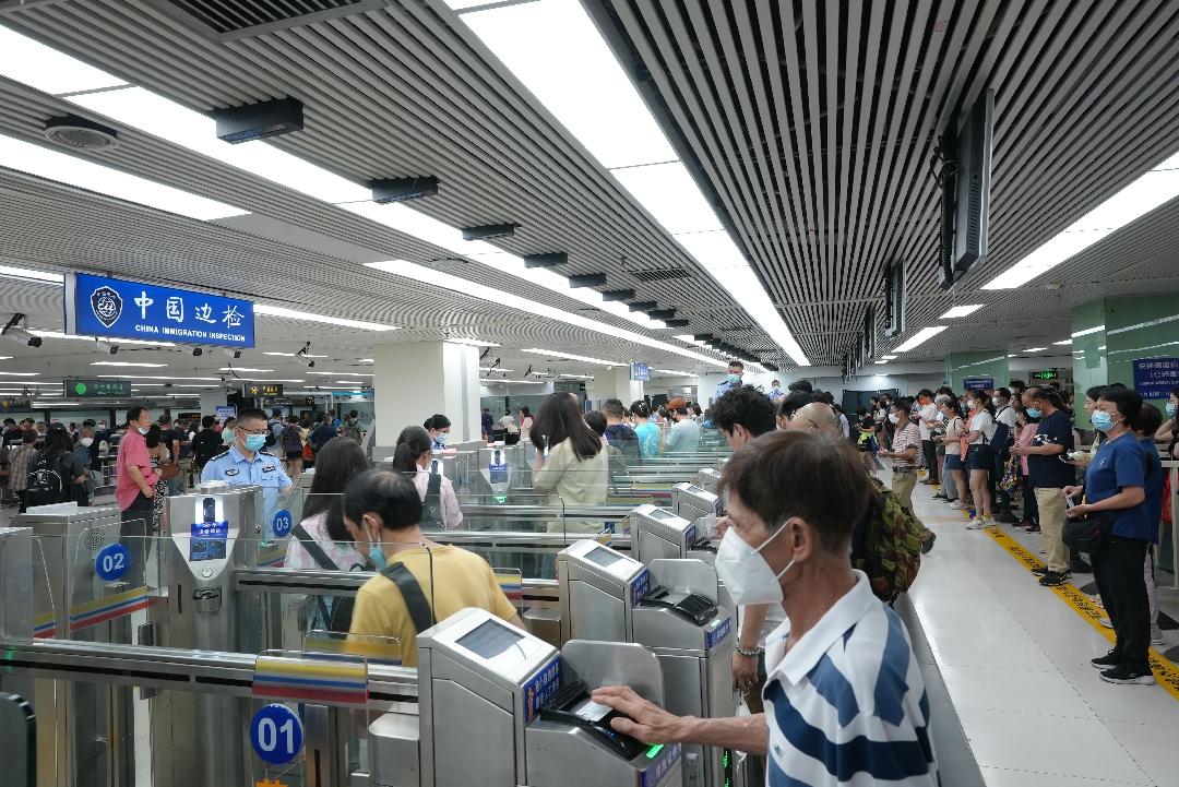 交广新闻香港公众假期罗湖口岸迎来入境客流高峰