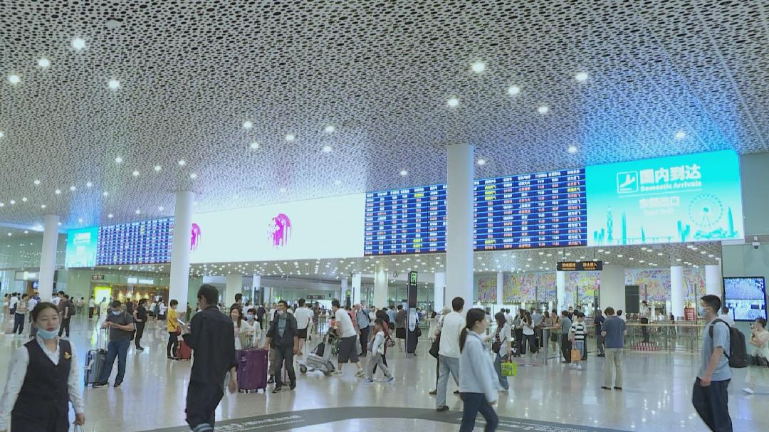 今天(6月22日)上午,在宝安国际机场国内到达出口,王先生夫妇正等待