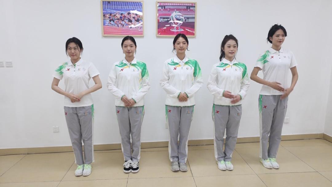 下午3点,双流田径场馆内,两位来自深圳的颁奖礼仪志愿者,正随着礼仪队