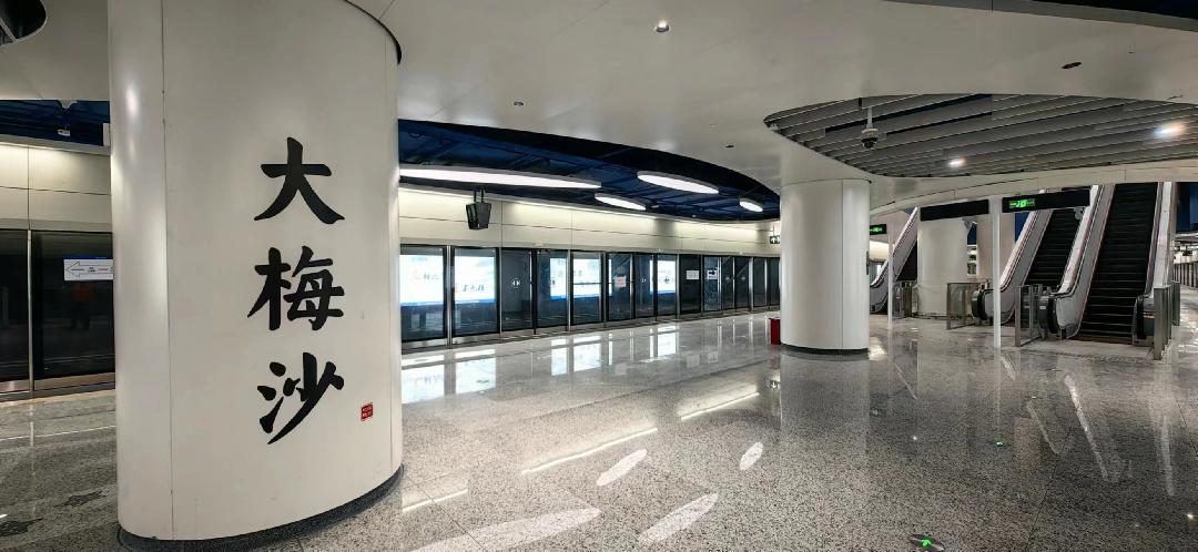 走进大梅沙站的站厅层,以蓝白色为主基调的天花让人眼前一亮,搭配照明